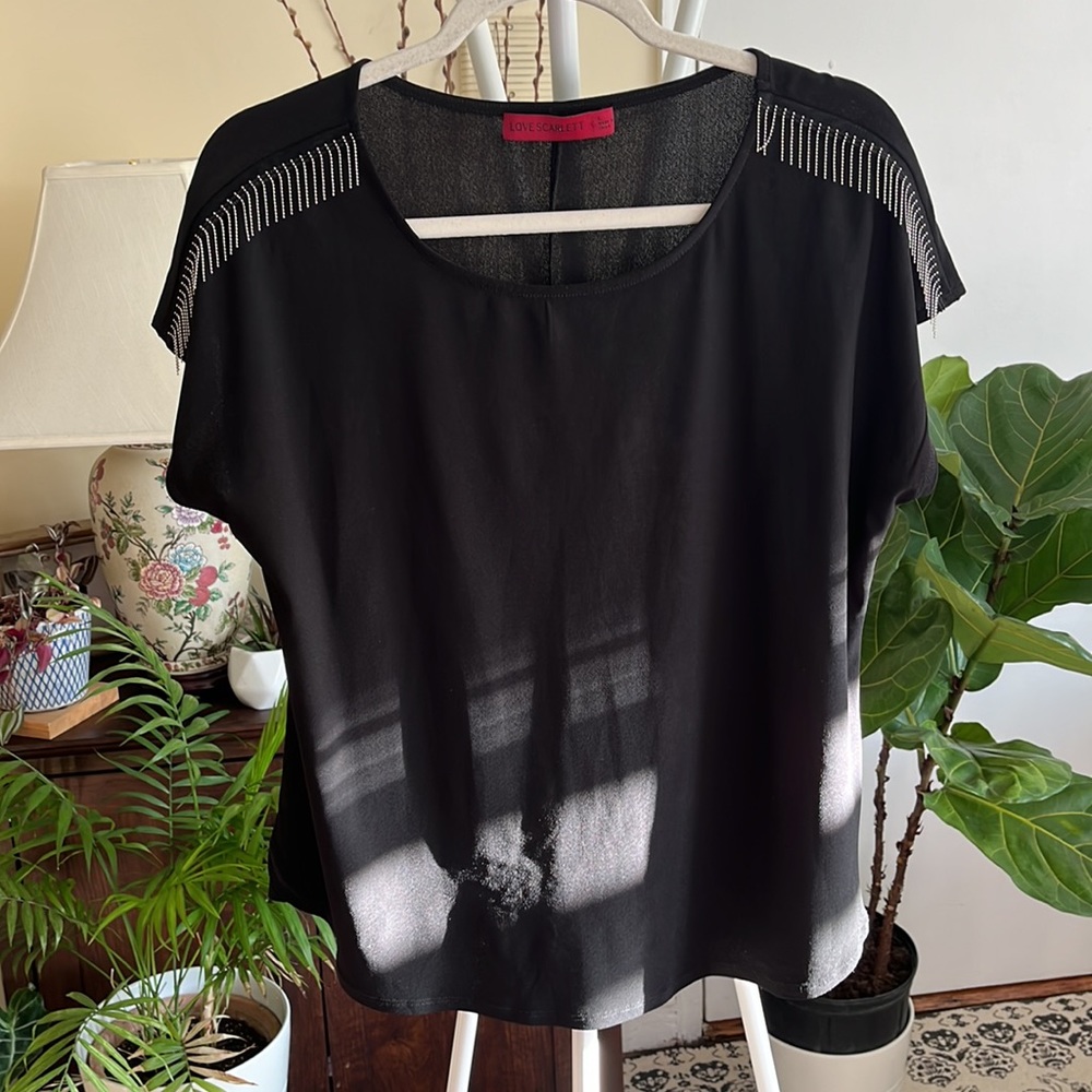 ❤️🖤Love Scarlet Metal Fringe Shoulder Cap Sleeve Black Top for Women-L